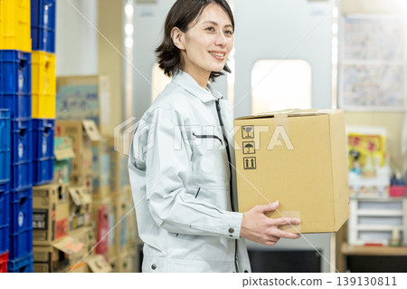 在倉庫工作的女人 139130811