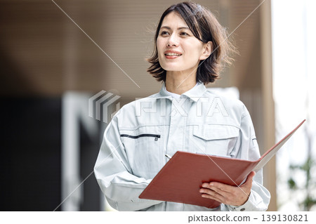 工作服的女人 139130821