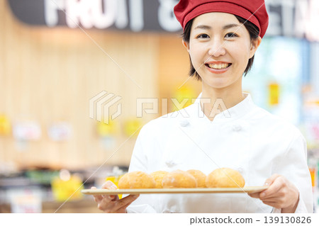 在一家麵包店工作的女人 139130826