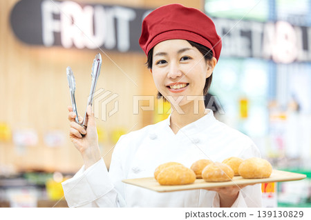 在一家麵包店工作的女人 139130829