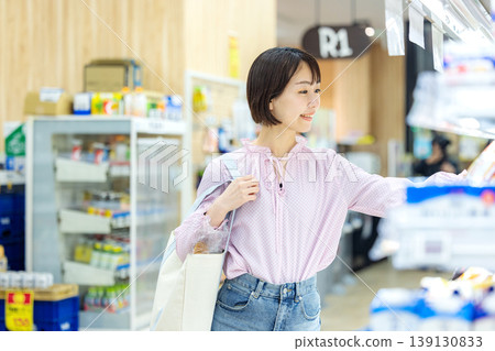 A woman shopping 139130833