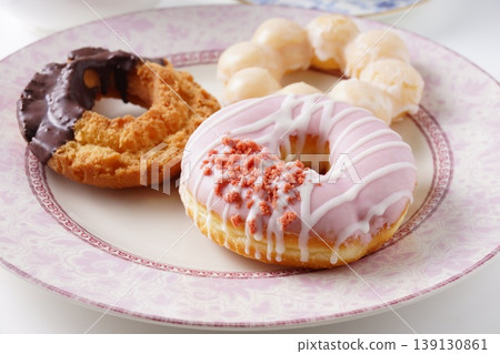 美味的甜甜圈 美味的甜甜圈 139130861