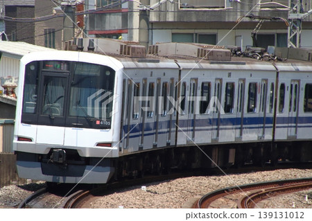 Seibu Ikebukuro Line direct service: Tokyu Toyoko Line 4000 series (Shinkansenラッピング train) 139131012