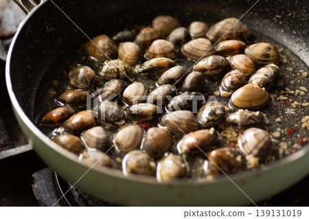 Make clam vongole bianco pasta in a frying pan. Make clam vongole bianco pasta in a frying pan. 139131019
