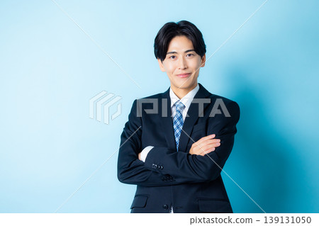 雙臂交叉的商人 139131050