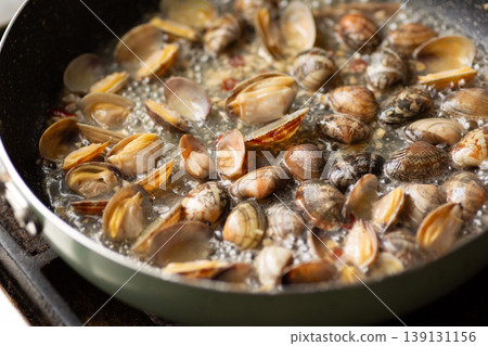在煎鍋中製作蛤蜊vongole bianco 義大利麵。 在煎鍋中製作蛤蜊vongole bianco 義大利麵。 139131156