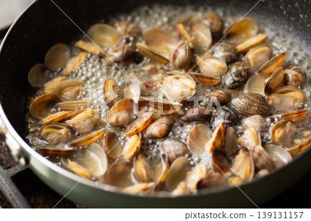 在煎鍋中製作蛤蜊vongole bianco 義大利麵。 在煎鍋中製作蛤蜊vongole bianco 義大利麵。 139131157