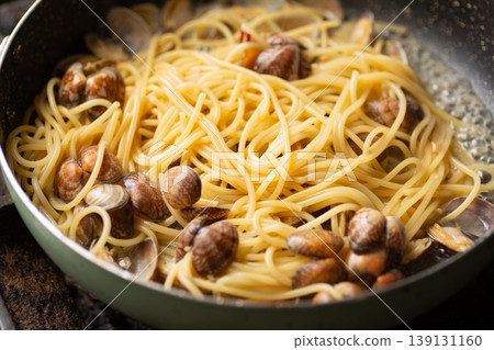 在煎鍋中製作蛤蜊vongole bianco 義大利麵。 在煎鍋中製作蛤蜊vongole bianco 義大利麵。 139131160