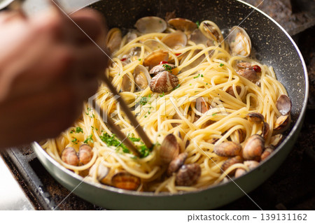 在煎鍋中製作蛤蜊vongole bianco 義大利麵。 139131162