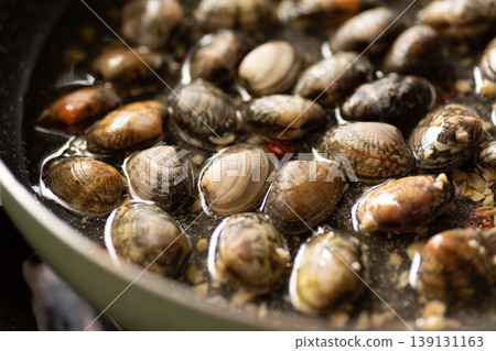 在煎鍋中製作蛤蜊vongole bianco 義大利麵。 在煎鍋中製作蛤蜊vongole bianco 義大利麵。 139131163