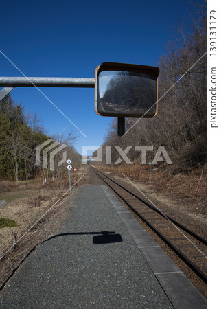 在當地火車站的月台上 在當地火車站的月台上 139131179