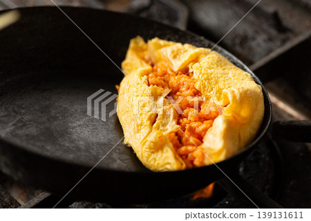 Making omurice in the kitchen Making omurice in the kitchen 139131611