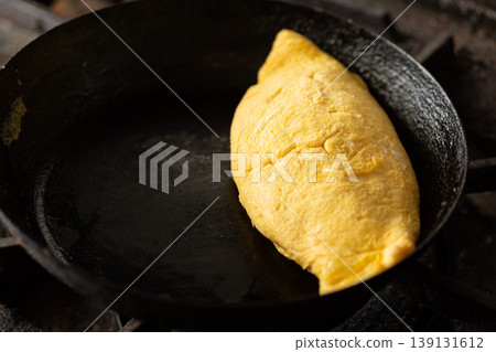 Making omurice in the kitchen Making omurice in the kitchen 139131612