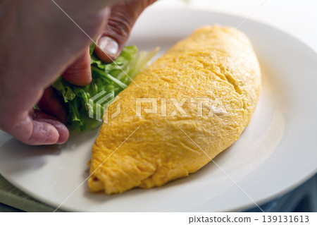 在廚房裡做蛋包飯 139131613
