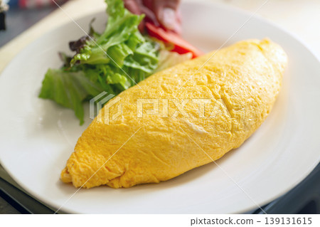在廚房裡做蛋包飯 在廚房裡做蛋包飯 139131615