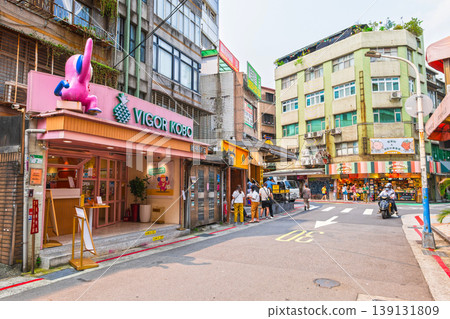 台北：永康街，是許多甜點店和美食店的聚集地。 139131809