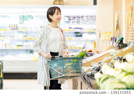 女顧客在一家超市購物 139131955