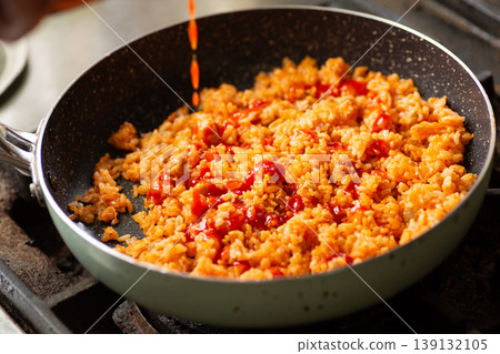 在廚房裡做蛋包飯 139132105