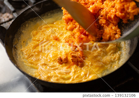 在廚房裡做蛋包飯 139132106
