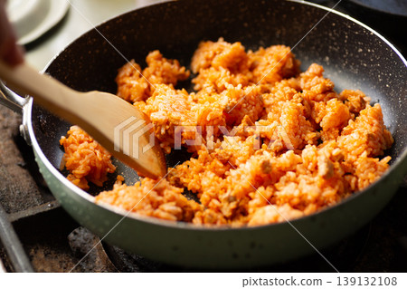 在廚房裡做蛋包飯 在廚房裡做蛋包飯 139132108