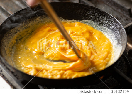 在廚房裡做蛋包飯 139132109