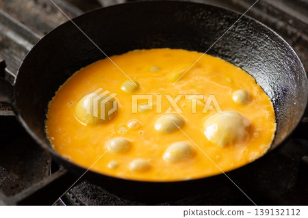 Making omurice in the kitchen Making omurice in the kitchen 139132112