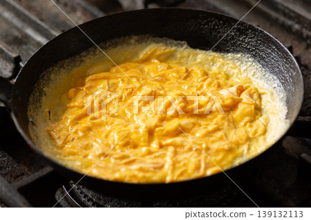 在廚房裡做蛋包飯 在廚房裡做蛋包飯 139132113