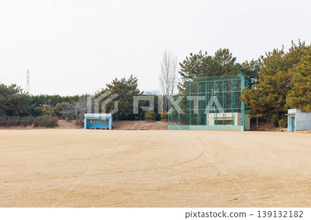 一個設有擋板的場地 一個設有擋板的場地 139132182