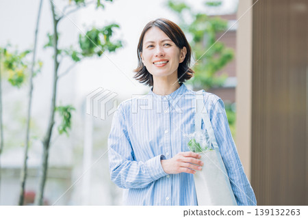 一位家庭主婦購物回來的肖像 一位家庭主婦購物回來的肖像 139132263