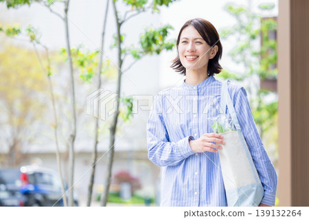 一位家庭主婦購物回來的肖像 一位家庭主婦購物回來的肖像 139132264