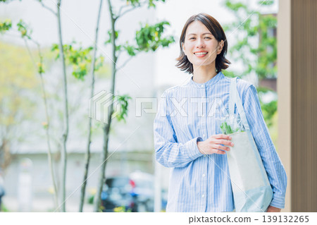 一位家庭主婦購物回來的肖像 一位家庭主婦購物回來的肖像 139132265