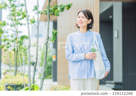 一位家庭主婦購物回來的肖像 一位家庭主婦購物回來的肖像 139132266