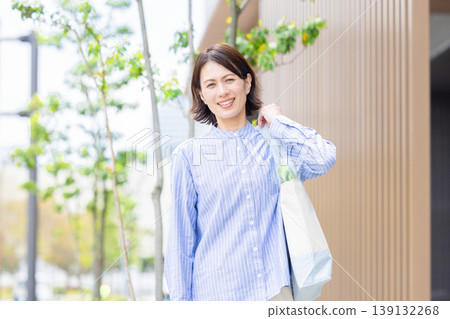 Portrait of a housewife returning from shopping Portrait of a housewife returning from shopping 139132268