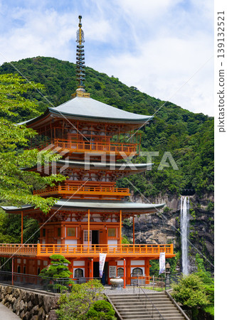 那智瀑布和三重塔的景色(和歌山縣,熊野縣,世界遺產) 那智瀑布和三重塔的景色(和歌山縣,熊野縣,世界遺產) 139132521