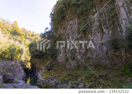 高千穗峽的景色,包括仙人屏風岩(巨大的柱狀節理懸崖)和五瀨川。 高千穗峽的景色,包括仙人屏風岩(巨大的柱狀節理懸崖)和五瀨川。 139132522