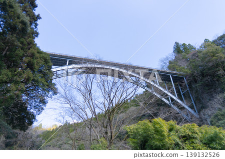 從高處俯瞰高千穗大橋的結構之美(宮崎 - 橋樑風景) 從高處俯瞰高千穗大橋的結構之美(宮崎 - 橋樑風景) 139132526