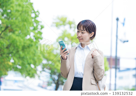 商業：戶外行走的女性肖像 139132532