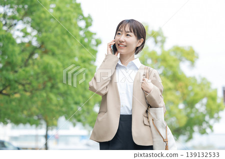 商業：戶外行走的女性肖像 139132533
