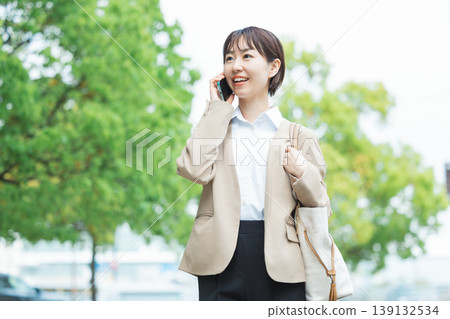 商業:戶外行走的女性肖像 商業:戶外行走的女性肖像 139132534