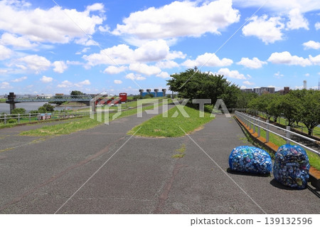 東京荒川沿岸的空易拉罐收集場景 東京荒川沿岸的空易拉罐收集場景 139132596