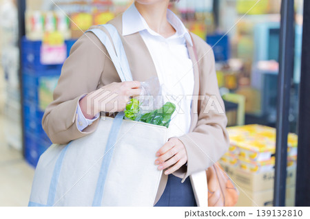 A woman's hands on her way home from shopping 139132810