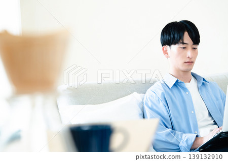 A man who uses a personal computer in the living room 139132910