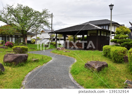 Walking paths, rest areas, and fresh greenery at Nishimaru Historical Square, Kameyama City, Mie Prefecture Walking paths, rest areas, and fresh greenery at Nishimaru Historical Square, Kameyama City, Mie Prefecture 139132914