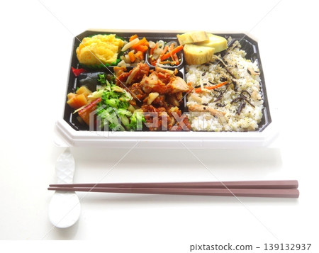 看起來很美味的便當盒（肉末食物） 139132937