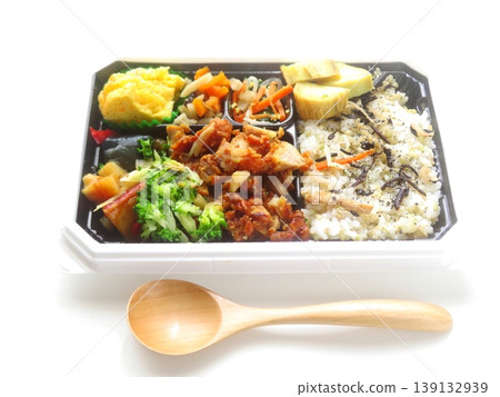 看起來很美味的便當盒（肉末食物） 139132939