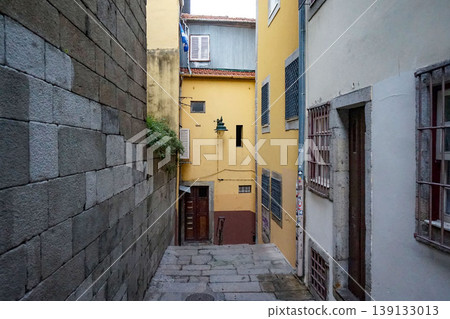 Stone steps and narrow alleys in the old town of Porto 139133013