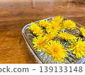 盤子裡的蒲公英花 139133148