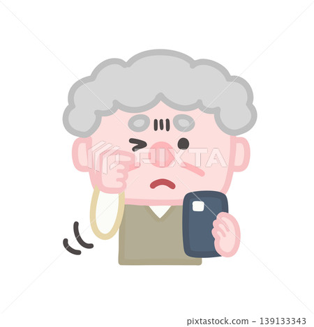 一位老人因為長時間看智慧型手機而眼睛疲勞。 139133343