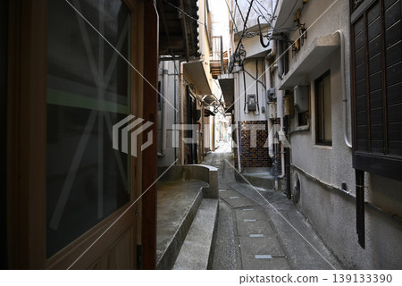 [Tsukumi City, Oita Prefecture] Scenery of the narrow alleys in the Hotojima settlement 139133390