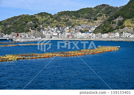 [Tsukumi City, Oita Prefecture] A view of Hotojima Island and a fish farm floating in the sea. 139133401